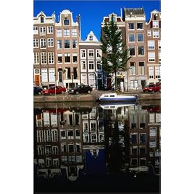 photographie Cars, gabled buildings and boats are strongly reflected in the canal - Amsterdam, No...