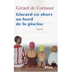 Giscard en short au bord de la piscine