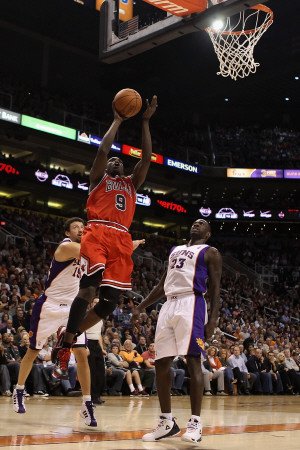 Chicago Bulls v Phoenix Suns: Luol Deng and Jason Richardson Photographic Poster Print by Christian Petersen, 24x36