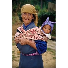 photographie Grandma and baby from Sri Kola in West Bengal. est disperible en (L x H): 40 x 60 cm...
