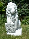 Eigenschaften JS GartenDeko e.K.  / Deko Skulptur Löwe mit Wappen auf rechter Seite H 41 cm aus Beton
