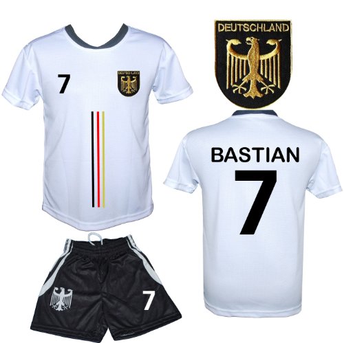 Deutschland Trikot mit Hose “Modell R508″-gesticktes Trikot Wappen-mit Ihrem Wunschnamen+Zahl inclusive-Größen: 110-116-122-128-134-140-146- (122)
