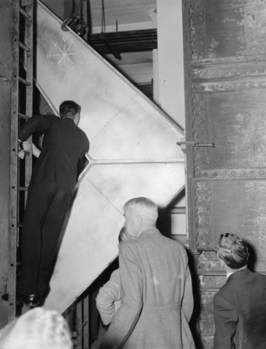[19]37 September 23. Bending steel girders. Washington, D.C., Sept. 23. During the testing of the ri