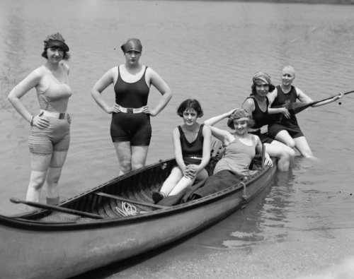 1922 photo actress Kay Laurell and her friends in bathing suits on a boat.