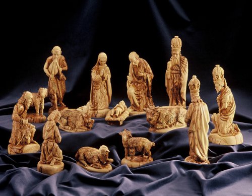 Statuette per il presepio in stile classico realizzate a Betlemme. Altezza ca. 23 cm. 14 pz. Intagliate a mano in legno d'ulivo di Beltemme.