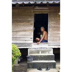 photographie Environmental-portrait of man in doorway of home. est disperible en (L x H): 70 x 10...