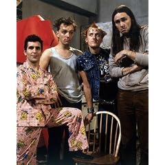ADRIAN EDMONDSON AS VYVYAN BASTERD, RIK MAYALL, NIGEL PLANER AS NEIL PYE, CHRISTOPHER RYAN AS MIKE THECOOLPERSON FROM THE YOUNG ONES #3 - IN FARBE - Filmfoto - GROSS - 20x16" (50x40cm)