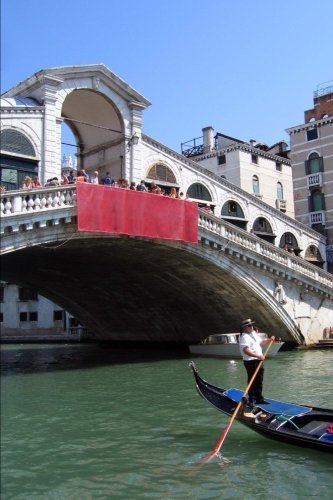 Gondola Under the Rialto Bridge in Venice Italy Journal: 150 page lined notebook/diary
