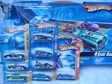 Hot Wheels 8 Car Race Set: 6' Fold Up 4 Lane Raceway Plus 8 Car Designs Including The Exclusive Covelight - Accelium 2 Pack Scale 1/64