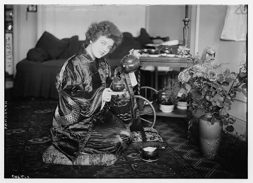 Photo: Galina Kopernak,pouring tea,robes,women,Japanese Kimono,flowers,floor,cushion
