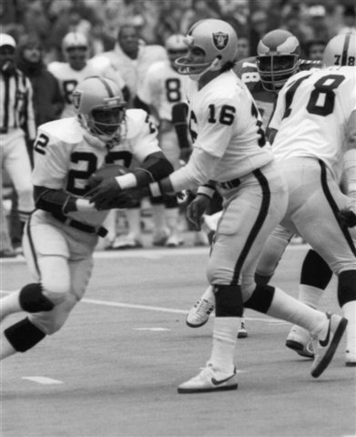 JIM PLUNKETT & ARTHUR WHITTINGTON OAKLAND RAIDERS 8X10 SPORTS ACTION PHOTO