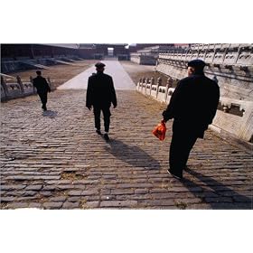 photographie Elderly men take a walk through the Forbidden City, Dongcheng. est disperible en (L ...