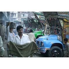 Poster 90 x 60 cm - "Colourful Pakistani lorries at the market." von Gavin Quirke / Lonely Planet Images - auch in anderen Gr��en und als Leinwandbild erh�ltlich