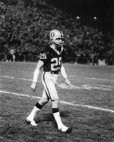 FRED BILETNIKOFF OAKLAND RAIDERS 8X10 SPORTS ACTION PHOTO (8-B)