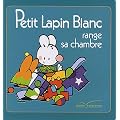 Petit Lapin Blanc range sa chambre