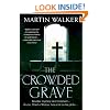 The Crowded Grave: A Bruno Courr�ges Investigation (Bruno Chief of Police 4)