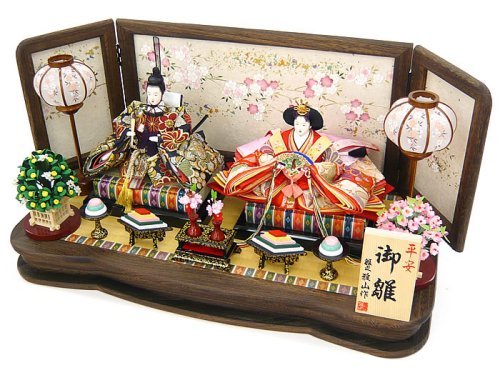 Cover image : 秀光オリジナル限定品 雛人形衣装着平台飾りセット 焼桐の枠屏風に和紙を張り、金彩加工で見事な桜を表現♪豪華な衣裳が引き立ちます