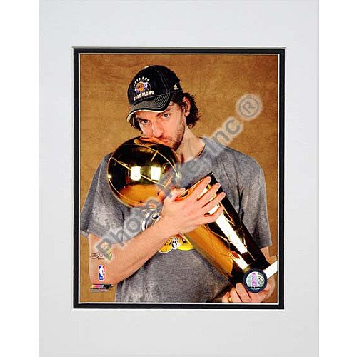 Photo File Los Angeles Lakers Pau Gasol 2009 Finals Trophy Matted Photo