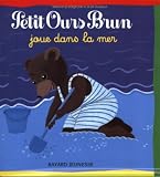 Petit Ours Brun joue dans la mer (French Edition)