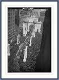 Photo (L): 27th Parade