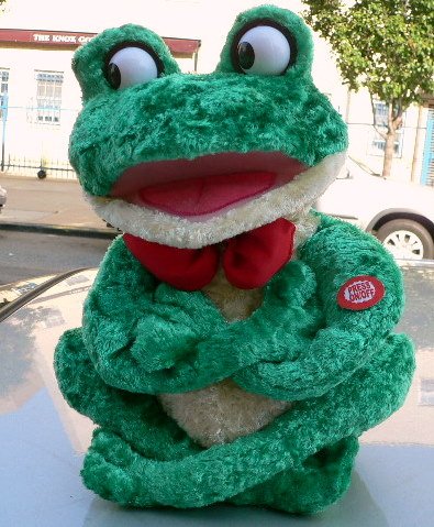 51o6zt fwYL FUNNY STUFFED FROG   ANIMATED HEAD BOPPING, EYE ROLLING, SINGING DANCING FROGGY TUNES FUN