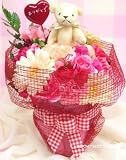 【リボンネット・母の日】オレンジの香り♪アロマベア付カーネーションと季節のお花のスタンディングブーケ(赤・ピンク系)FL-MD-44【5月7日〜9日の間でご希望日時に配送致します】