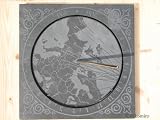 Eigenschaften Dekomiro  / Sonnenuhr aus Schiefer mit Zeitring und Europarelief
