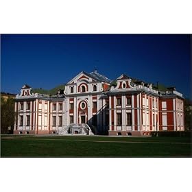 photographie Relics of pre-Communist Russia, a mansion near the Smolny Cathedral in St Petersburg...