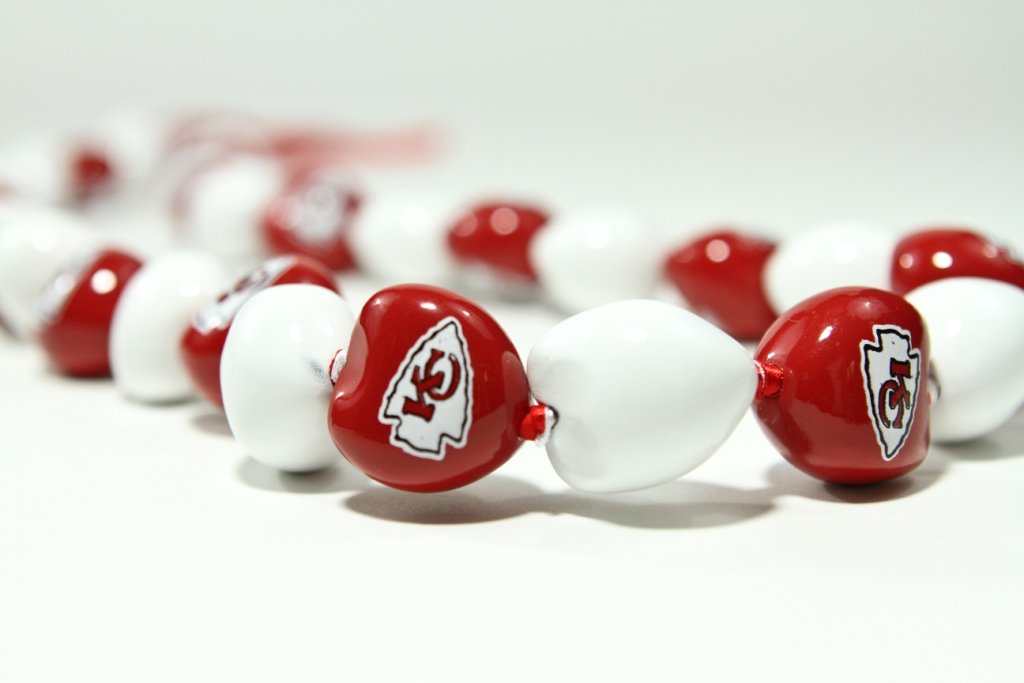 Amazon.com : NFL Kansas City Chiefs Go Nuts Kukui Nut Lei Necklace ...