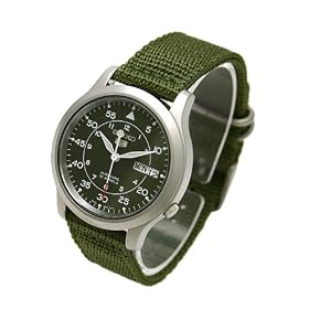 Seiko SNK805K2 - Seiko 5 Sports - Automatique - Montre Homme - Acier Inoxydable - Guichet Jour et Date - Verre Hardlex Crystal - Etanch�it� 30 m�tres de profondeur - Bracelet Nylon � boucle Ardillon.