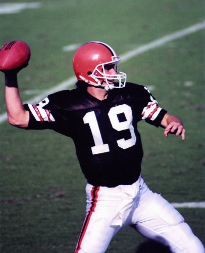 BERNIE KOSAR CLEVELAND BROWNS 8X10 SPORTS ACTION PHOTO (I)