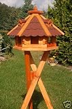 Vogelhaeuschen, Vogelhaus mit Bitumschindeln, behandelt mit Staender