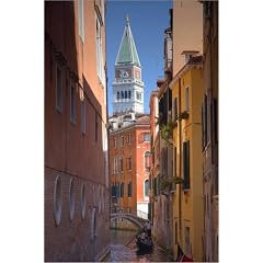 Poster 60 x 90 cm - "Looking along Rio di San Salvatore to Campanile di San Marco, San Marco district." von David Tomlinson / Lonely Planet Images - auch in anderen Gr��en und als Leinwandbild erh�ltlich