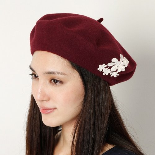 カタログ掲載（8月発刊）アースミュージック＆エコロジー（earthmusic&ecology）のベレｰ帽（モチｰフレｰスベレｰ帽）。お花のモチーフレースがついたベレー帽です。ウールのぬくもり感と綿素材のレースで暖かみのある雰囲気です。レースにはさりげなくパールが付いていて女の子らしいイメージになっています。この時期らしい落ち着いたトーンなので色々なスタイルに合わせやすいです。ガーリッシュなコ...