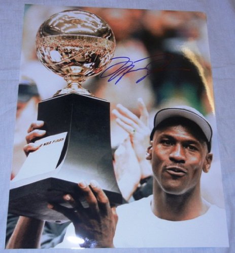 Michael Jordan Autographed Chicago Bulls 11x14 Photo W/PROOF, Picture of Michael Signing For Us, Chicago Bulls, Washington Wizards, Charlotte Bobcats, North Carolina Tar Heels, Dream Team, Chicago White Sox