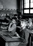 Kinder - L´information Scolair By Robert Doisneau Poster Kunstdruck (70 x 50cm)