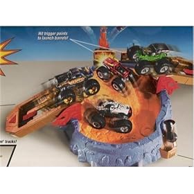 Hotwheels monster jam crash and smash staduim w 3 cars,3 batteries by Hot Wheels
