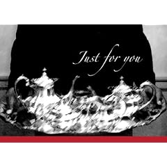 Aufmerksame Gruss und Gratulationskarte mit den Gl�ckw�nschen auf dem Silber Tablett: Just for you