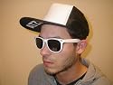 Atzen Cap ( ohne Brille ) in weiss / schwarz mit Aufdruck "ATZE!" unter dem Schirm. Die passende Brille k&ouml;nnen Sie in unserem Shop gleich mitbestellen.