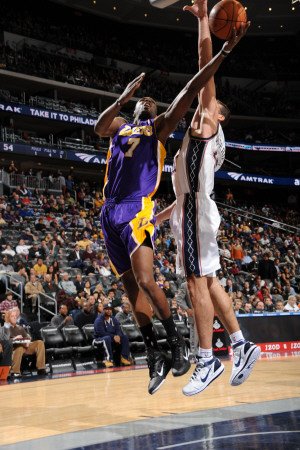 Los Angeles Lakers v New Jersey Nets: Lamar Odom and Kris Humphries Photographic Poster Print by Andrew Bernstein, 24x36