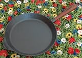Skeppshult 28er Bratpfanne aus Gusseisen mit Holzgriff – Made in Sweden