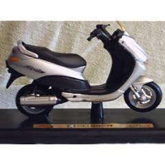 Motorrad Modell Maisto 1:18 Peugeot Elyseo 125 silber