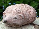 Eigenschaften Tiefes Kunsthandwerk GbR  / Gartenfigur Igel Steinfigur Terracotta