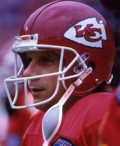 JOE MONTANA KANSAS CITY CHIEFS 8X10 SPORTS ACTION PHOTO (A)