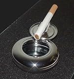 Taschenaschenbecher aus komplett verchromten Metall, mit im Deckel integrierter Zigarettenablage - 