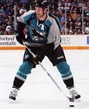 JOE THORNTON SAN JOSE SHARKS 8X10 SPORTS ACTION PHOTO (D-2)