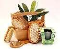 Wellnessgeschenke Set BAMBOO handverpackt mit Peelingkissen und Massageb&uuml;rste sowie Nagelb&uuml;rste und Bambus Duftkerze sowie Harrb&uuml;rste als Einzugsgeschenke