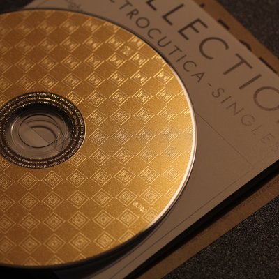 ELECTROCUTICAの新作CD「KOLLECTION +OI(コレクション タイプワン)」 ELECTROCUTICA専用のプライベートレーベル兼音楽出版社より2012年11月10日リリース 当CDは、直販流通のみとなります。(Amazon.co.jp内オンラインストア・イベント[※]でのお届け) [内容] 「KOLLECTION」は、ELECTROCUTICAのシングル楽曲集。 フルアルバムとは異なり、それぞれが独立したテーマを持つ楽曲を収録、オフボーカル音源も同時収録するシリーズです。 その1作目となる「+OI」では、未発表新作を含む、全14トラックにてお届けします。 本作では、ポップな楽曲のみを集めています。 [初回パッケージ仕様] 特製ケース(箔押し)/歌詞カード/ライナーノーツ付き [Track List] 01:Right x Dark 02:Reverberation 03:Romancer 04:in the next world (Instrumental) 05:Anniversary 06:Prelude(Instrumental) 07:ARCA 08:Aquila 09:Instrumental_Right x Dark 10:Instrumental_Reverberation 11:Instrumental_Romancer 12:Instrumental_Anniversary 13:Instrumental_ARCA 14:Instrumental_Aquila [Auther,Artist] All Songs Composed by Treow Lyrics by NaturaLe&Tranquilla Produced by ELECTROCUTICA on Vocals Tr.01,02,03,05,07 on Vocal "初音ミク/Hatsune Miku" Tr.08 on Vocal "鏡音リン/Kagamine Rin" (C)Crypton Future Media, Inc.
