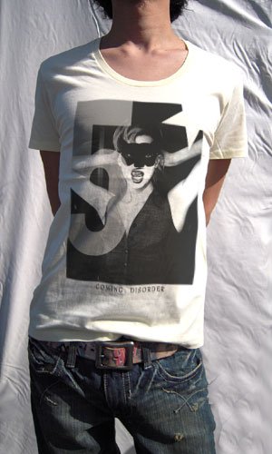 MONOCHROME(モノクローム) Ｔシャツ モノクロのカラーリング、デザインされたお洒落なモデルのフォトＵネックＴシャツ
