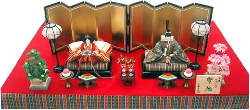 Cover image : 秀光オリジナル限定品 雛人形衣装着親王平飾りセット 帯地反物を京人形として昇華させる技量は紫雲がピカ一！しかもこの価格は限定です